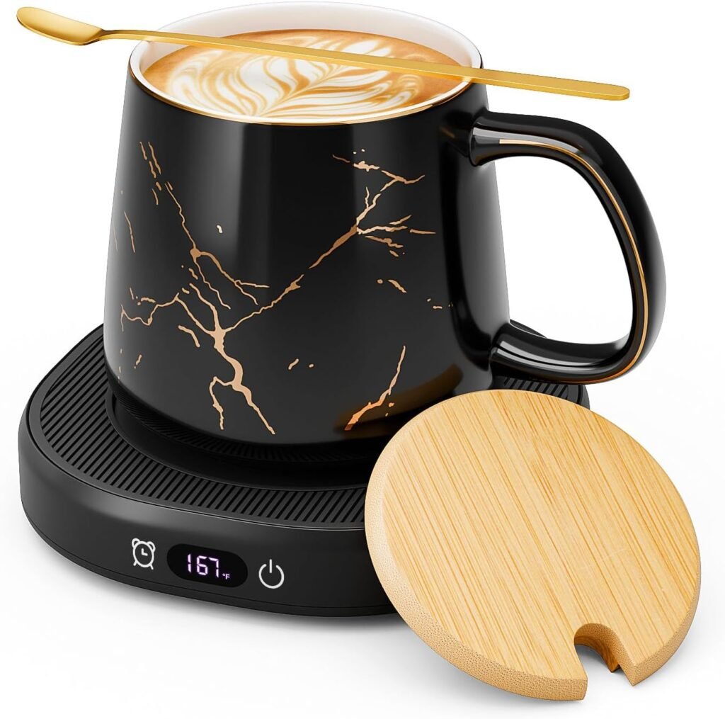 Coffee mug warmer with black marble ceramic mug, gold spoon and bamboo lid on a desk