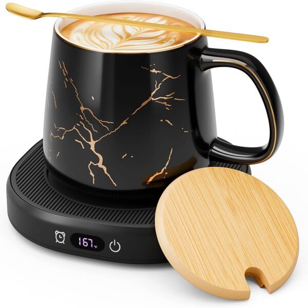 Coffee mug warmer with black marble ceramic mug, gold spoon and bamboo lid on a desk
